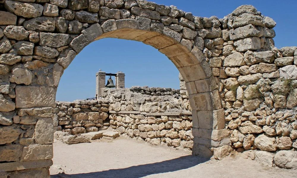 Σπουδαία ανακάλυψη! Αρχαιολόγοι βρήκαν ένα αρχαίο αμυντικό τείχος στην Κριμαία